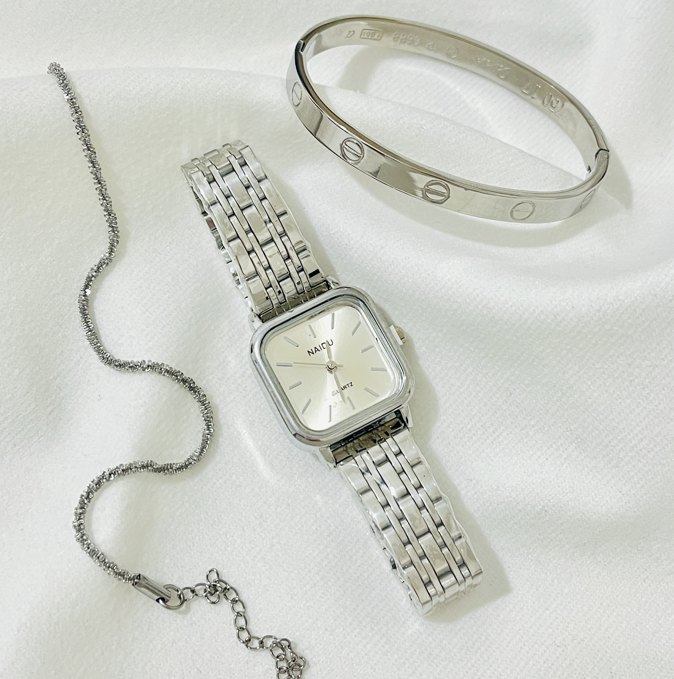 ساعت نایدو مربعی صفحه سفید